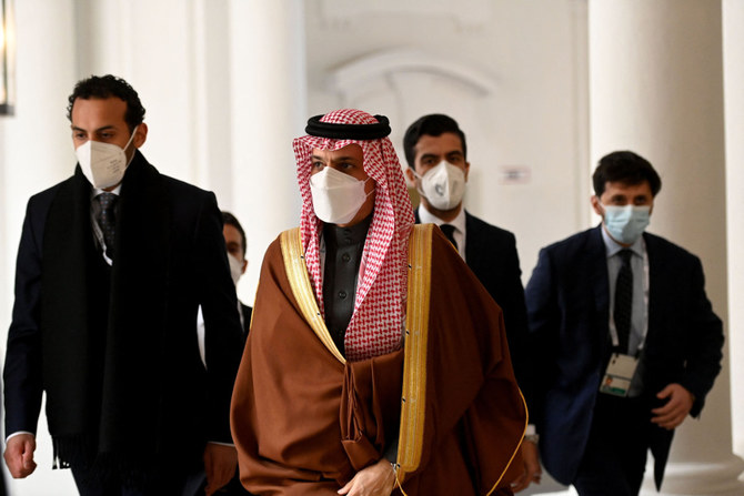 Le ministre saoudien des Affaires étrangères, le prince Faisal ben Farhane al-Saoud (au centre), arrive pour une réunion avec les ministres des Affaires étrangères des pays membres du G7, en marge de la conférence de Munich sur la sécurité en Allemagne, le 19 février 2022. (AFP)