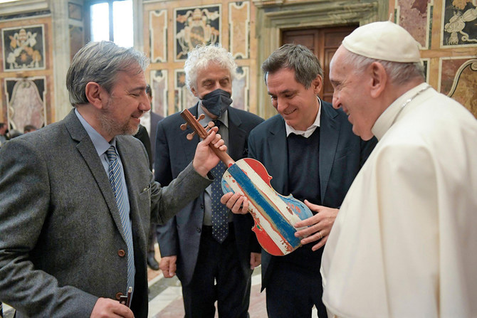Un violon fabriqué à partir d'un bateau de migrants méditerranéens, béni par le pape