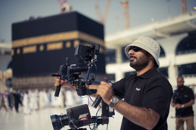 Le cinéaste Abrar Hussain réalise, en octobre 2017, un documentaire dans le Mataf (zone de circumambulation) de la Grande Mosquée de La Mecque, en Arabie Saoudite. (Photo reproduite avec l’aimable autorisation de Red Face Films)