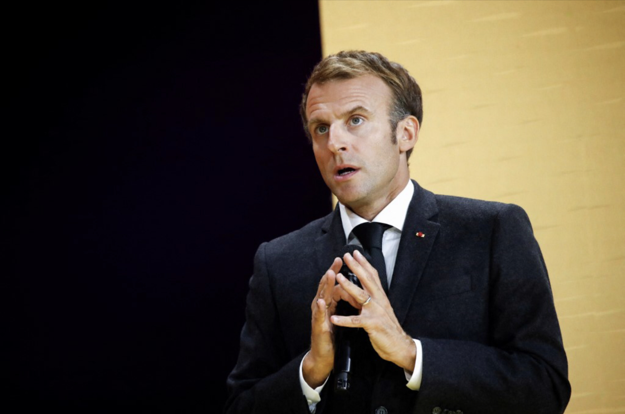 Candidature à la présidentielle: Macron officialisera son choix « au moment nécessaire »