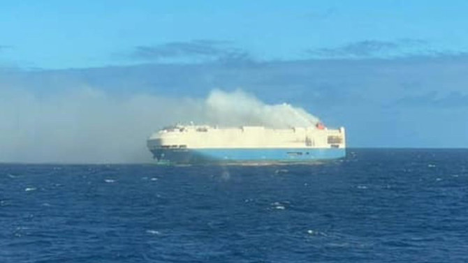 De la fumée s’échappe du cargo Felicity Ace, qui est à la dérive près des Açores, un groupe d’îles portugaises au milieu de l’océan Atlantique. (Photo Twitter)