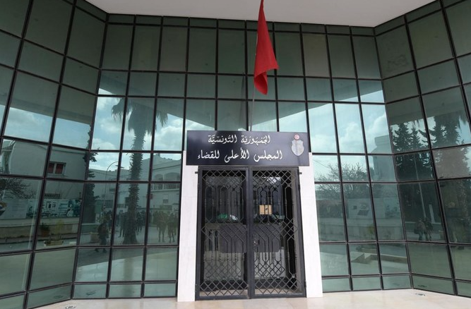 Cette photo prise le 6 février 2022 montre la porte fermée du siège du Conseil supérieur de la magistrature, à Tunis. (AFP)
