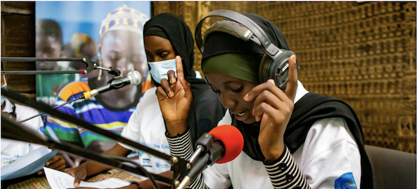 Une élève de neuvième année suit ses cours à la radio au Mali. (UNICEF/Seyba Keïta)