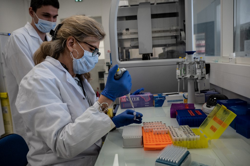 Des chercheurs du laboratoire Auragen préparant le séquençage de génomes humains pour améliorer l'identification des maladies rares, à Lyon, en France. (AFP).