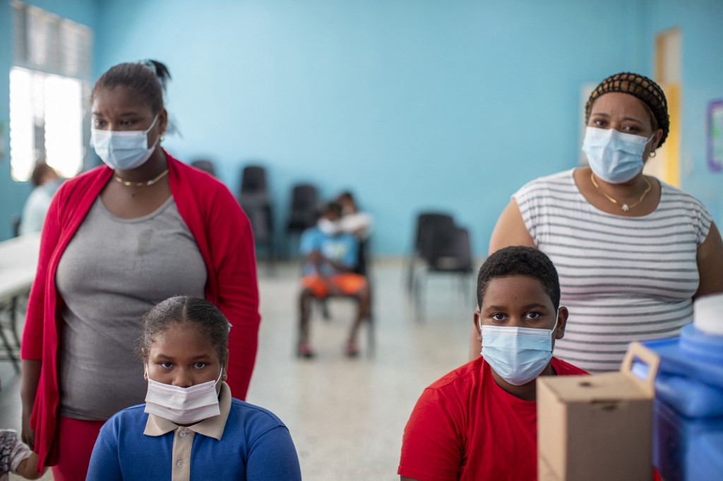 Des enfants attendant de recevoir le vaccin covid-19 à Santo Domingo, en République dominicaine. (AFP).