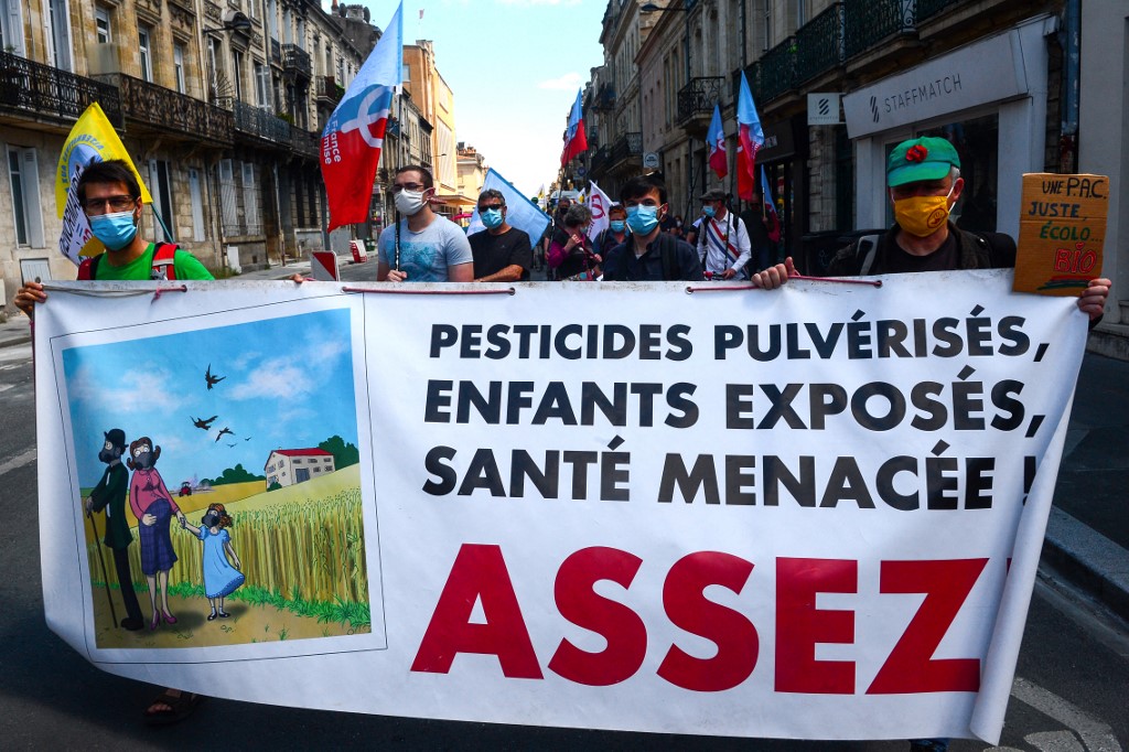 Des manifestants tenant une pancarte contre le projet de Plan Stratégique National (PSN) pour la prochaine Politique Agricole Commune (2023-2027), à Bordeaux en France. (AFP).