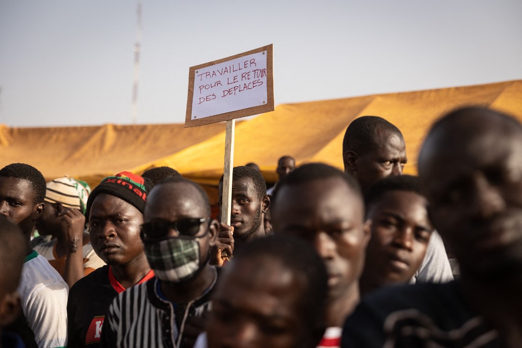 Des manifestants tiennent une banderole demandant que les personnes déplacées puissent rentrer chez elles, à Ouagadougou, au Burkina Faso. (AFP).
