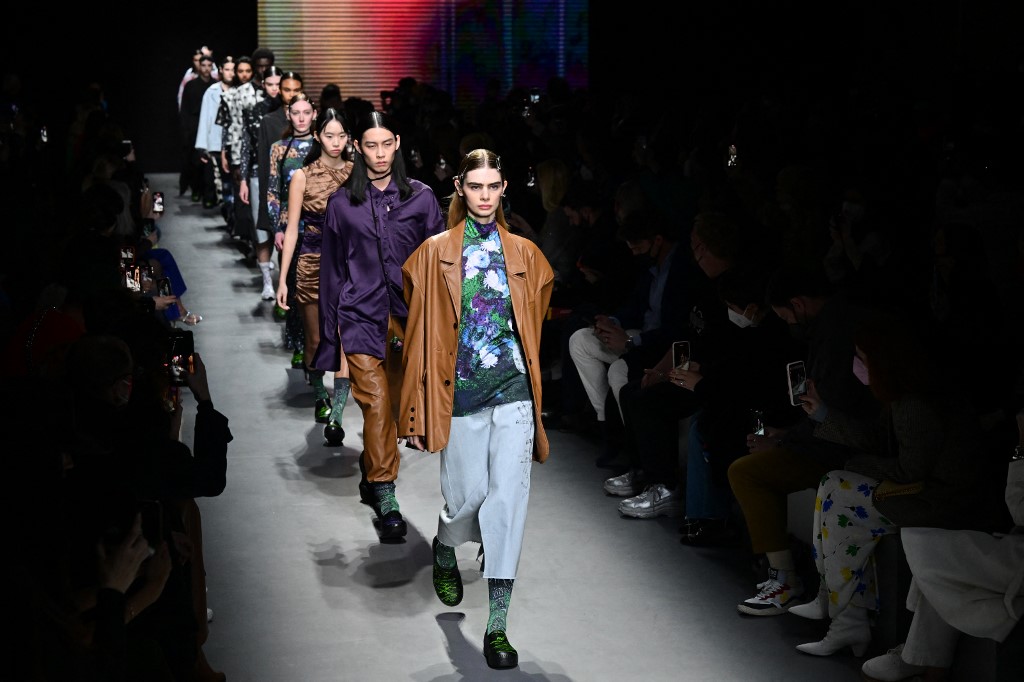Des mannequins pendant le défilé d'Alexandra Moura pour la collection automne-hiver 2022/2023, au sixième jour de la semaine de la mode de Milan, en Italie. (AFP).