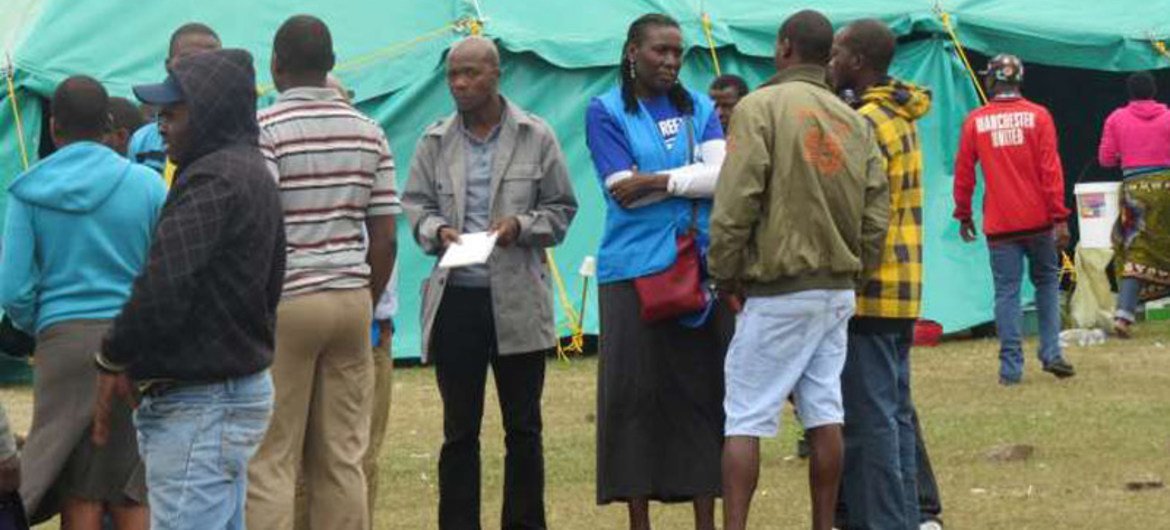 Des personnes déplacées sur un site près de Durban dans la province de KwaZulu-Natal, en Afrique du Sud. (UN News).