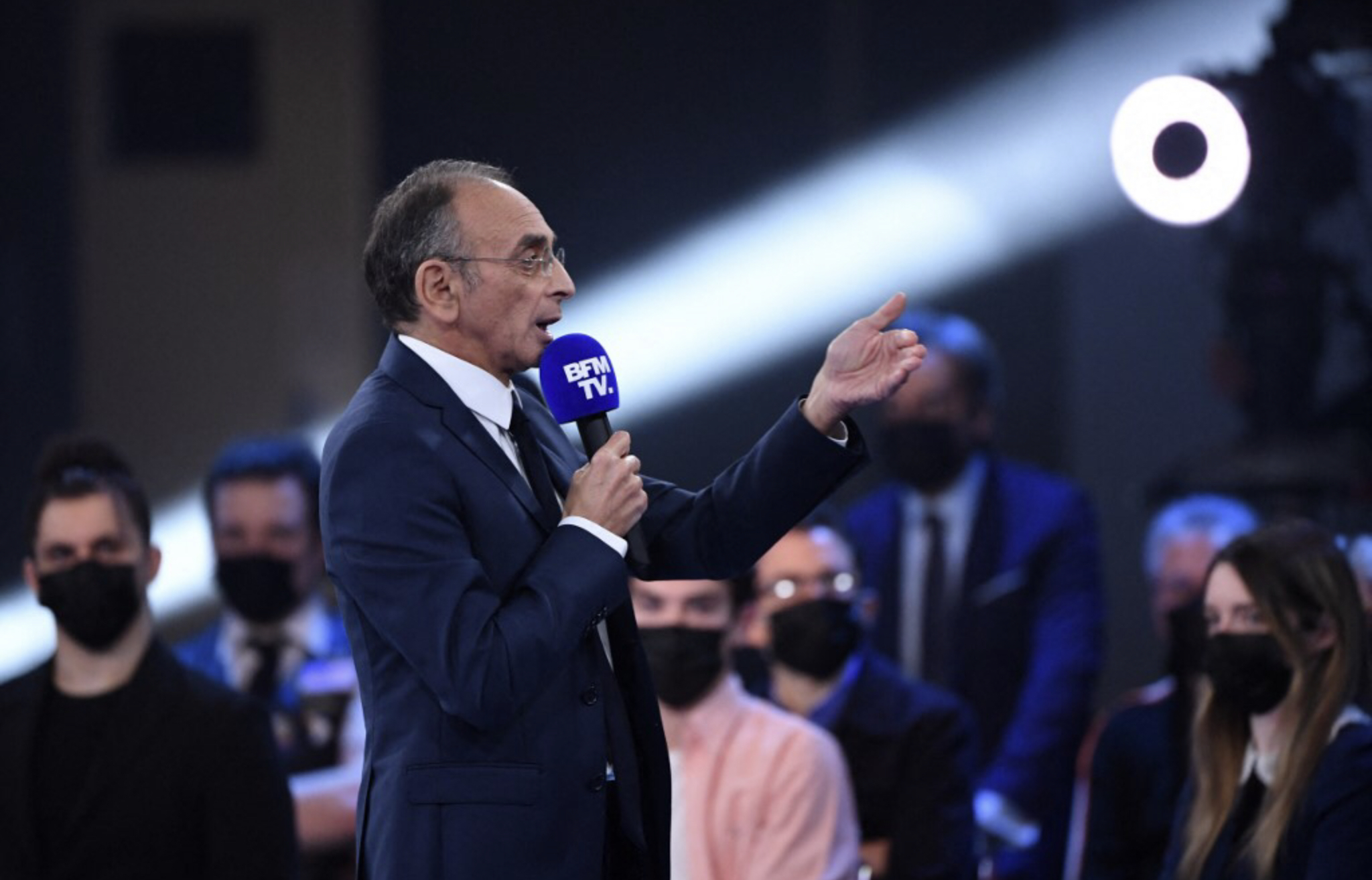 Dans le Morvan, Zemmour veut relancer la filière bois et fustige l'UE