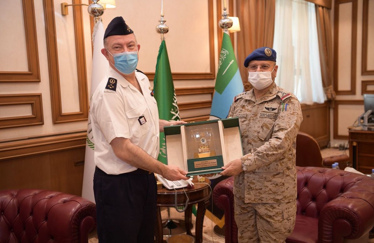 Le chef d'état-major de l'armée saoudienne reçoit le directeur français du développement international de la DGA
