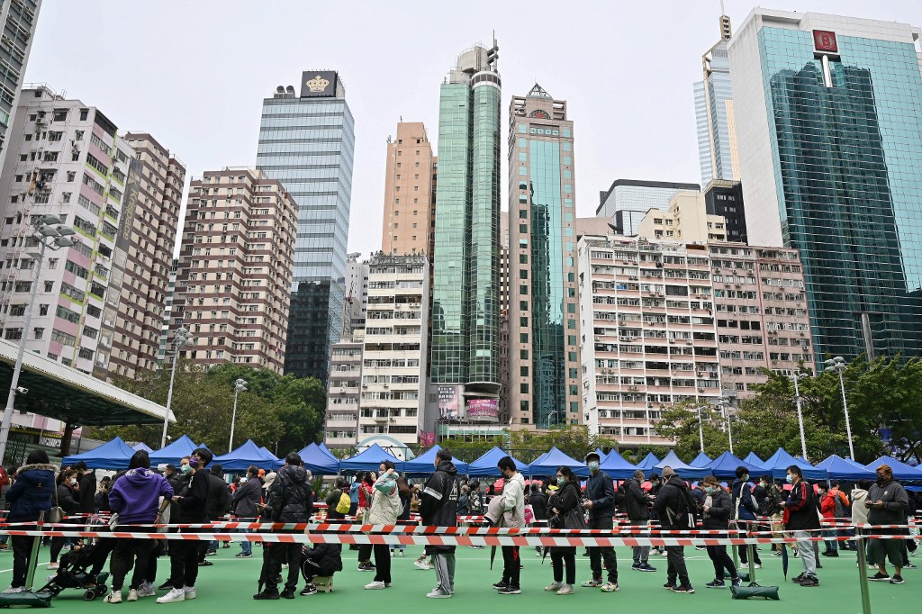 File d'attente pour les tests Covid-19 sur un terrain de sport à Hong Kong, alors que la ville est confrontée à la pire vague de coronavirus à ce jour. (AFP).
