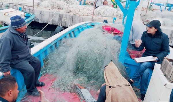 La chercheuse tunisienne Olfa Ben Abdallah discute avec un pêcheur artisanal sur sa braque (GFCM)