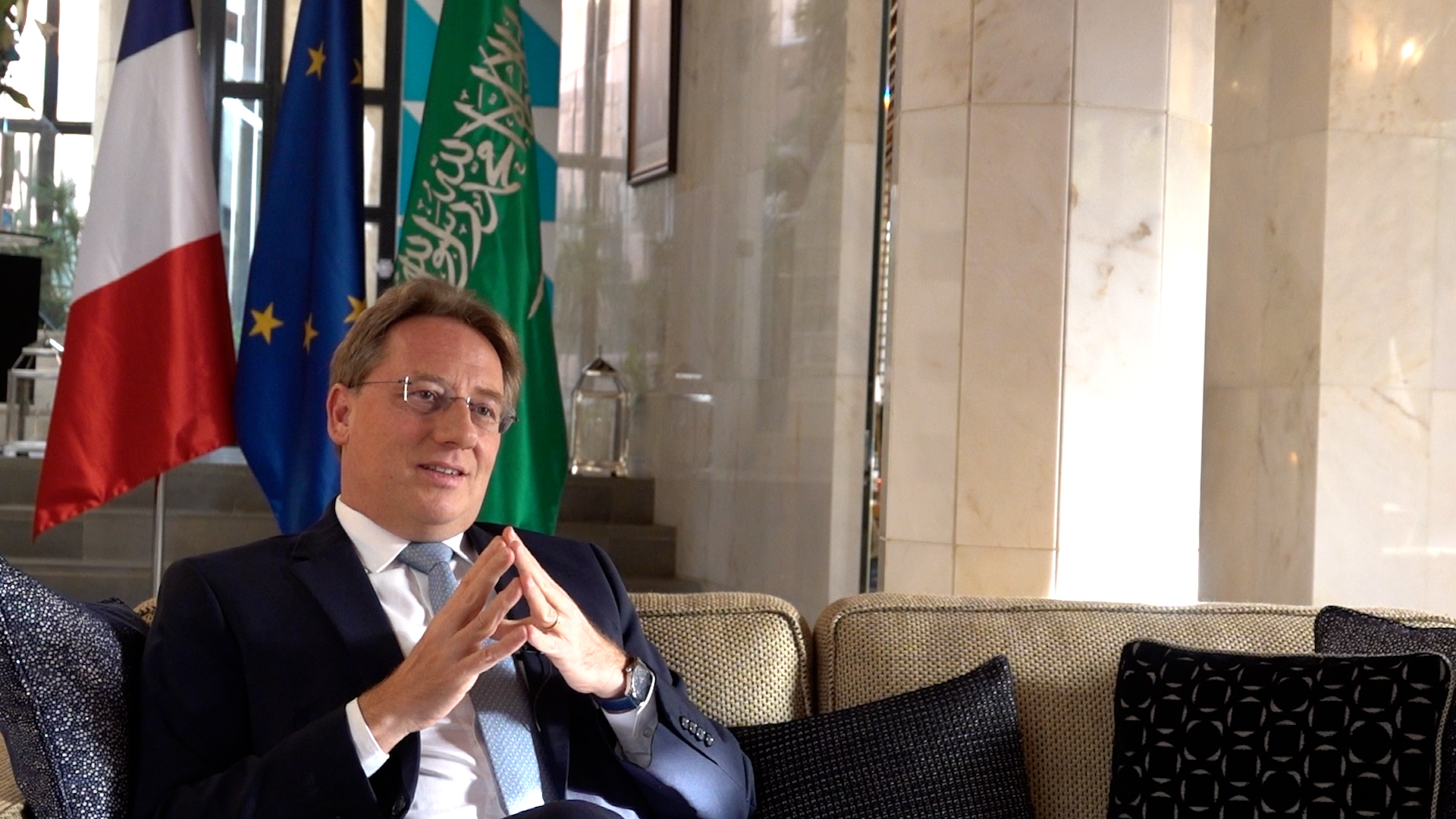 L'ambassadeur de France en Arabie saoudite, M. Ludovic Pouille, à la Résidence de France à Riyad, le 3 février 2022 (capture d'écran)