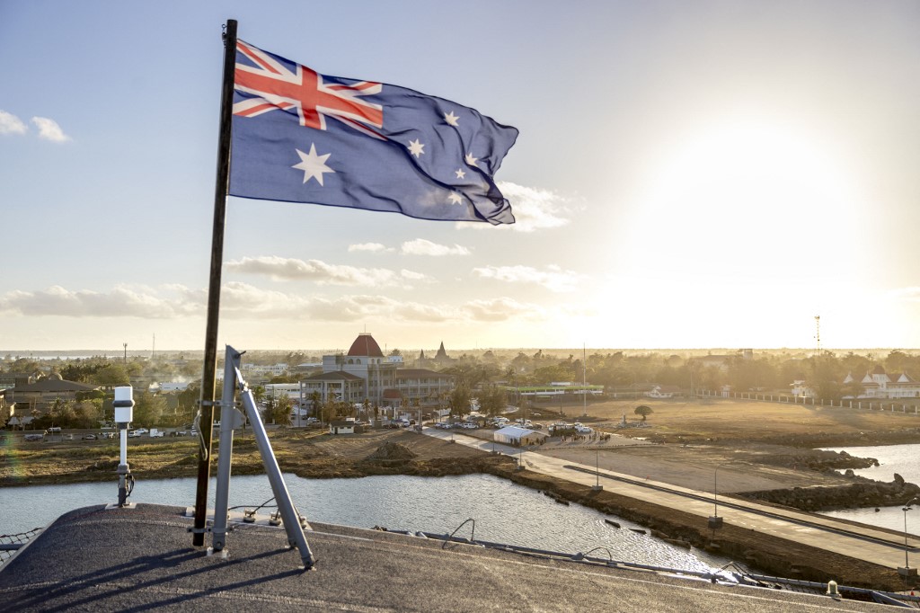 La Force de défense australienne montre le drapeau australien flottant à bord. (AFP).