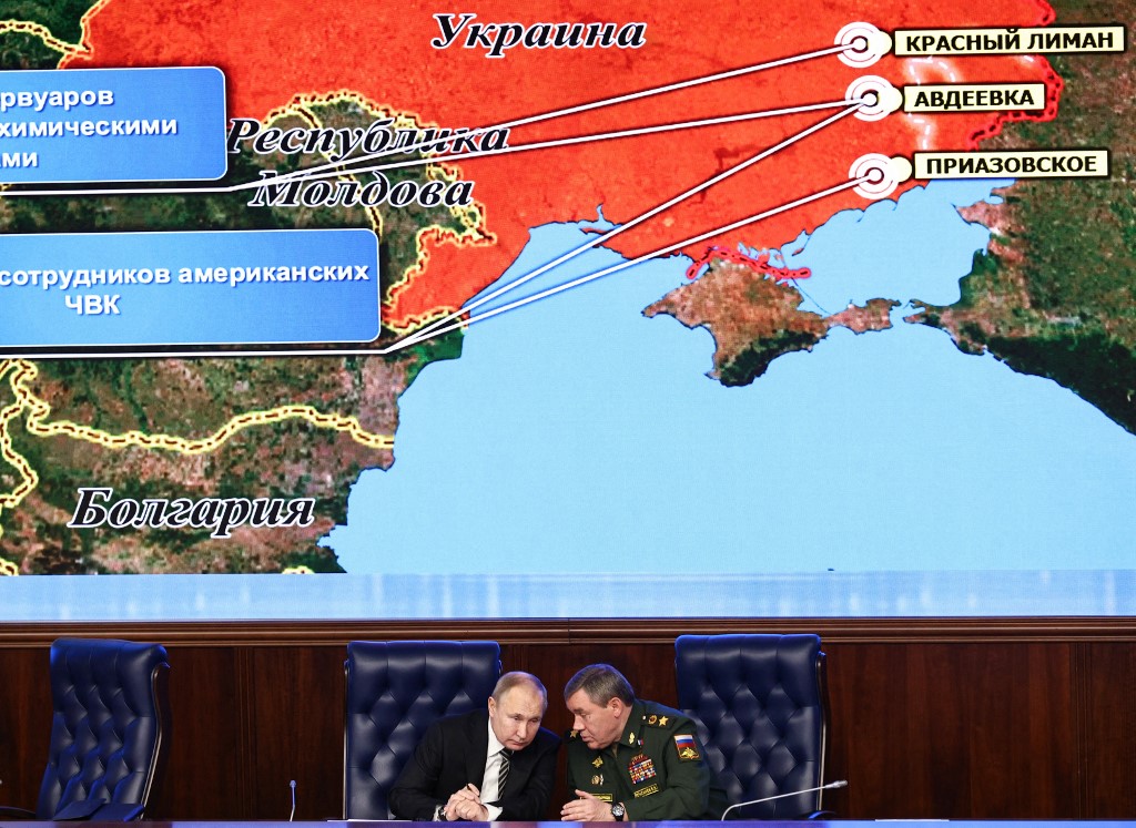Le Président russe avec le chef d'état-major général des forces armées russes devant une carte de l'Ukraine. (AFP).