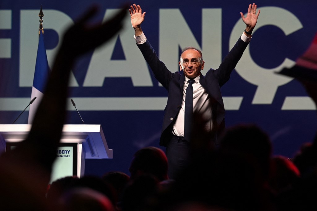 Le leader du parti d'extrême droite français Reconquete ! et candidat à l'élection présidentielle de 2022, Eric Zemmour, saluant ses partisans à Chambéry, en France. (AFP).