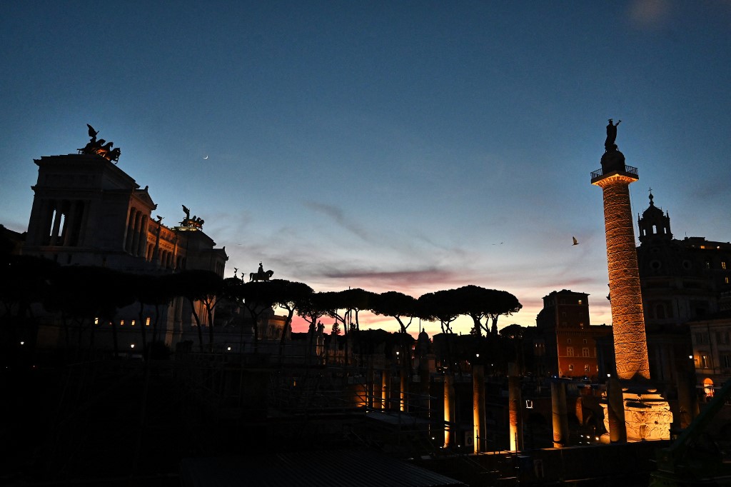 Le monument du Soldat inconnu au coucher du soleil à Rome. (AFP).