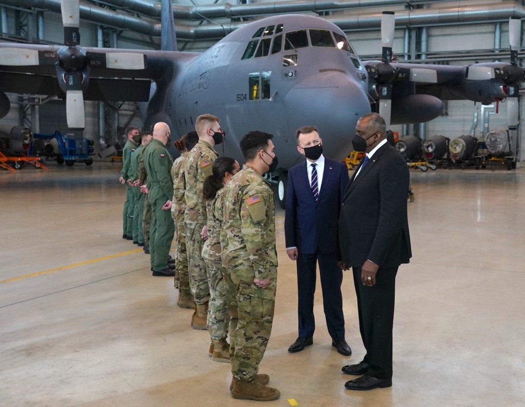 Le secrétaire américain à la Défense et le ministre polonais de la Défense rencontrent des soldats polonais et américains sur la 33e base aérienne de l'armée de l'air polonaise près de Powidz, en Pologne. (AFP).
