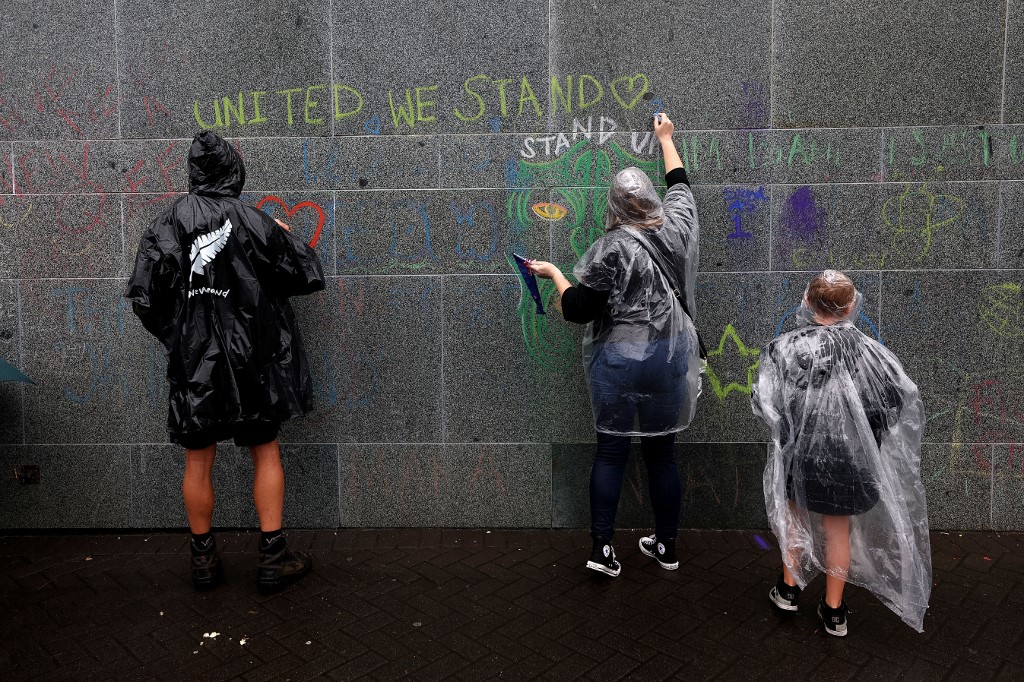 Manifestante près du parlement lors de manifestations contre les restrictions Covid-19, Wellington, Nouvelle-Zélande. (AFP).