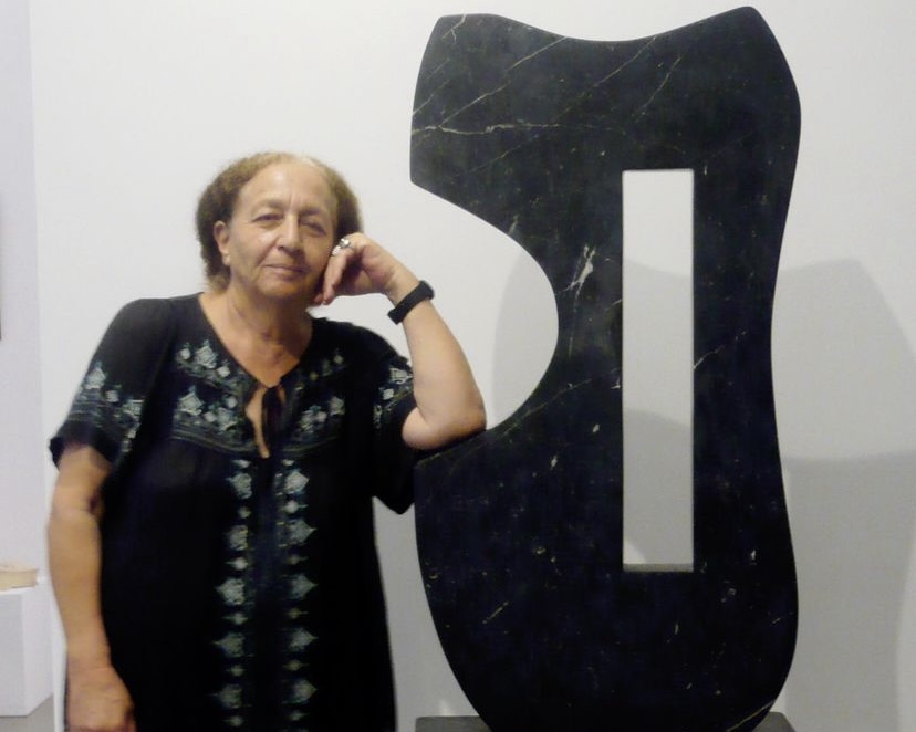 Mona Saudi et son œuvre « Invisible City », au Sharjah Art Museum. EAU. Instagram/@mona.saudi