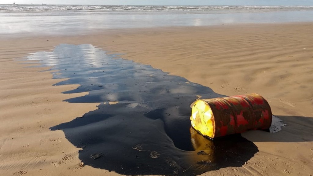 Un baril de pétrole déversé sur une plage de l'État de Sergipe, au Brésil. (AFP).