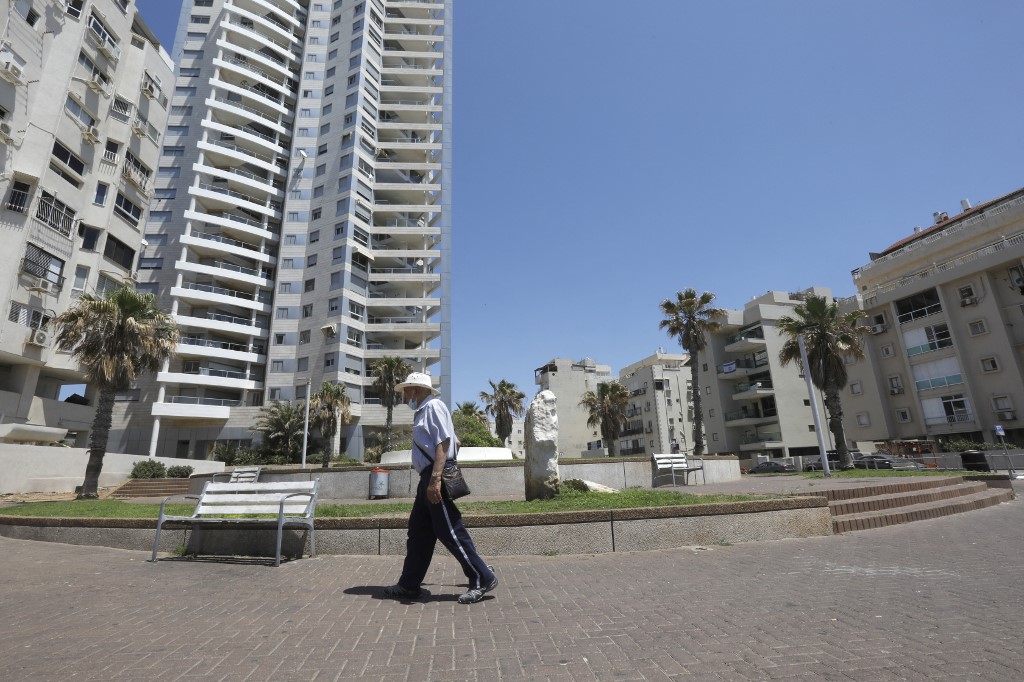 Un homme dans une ruelle vide en bord de mer à Bat Yam, ville en Israël. (AFP).