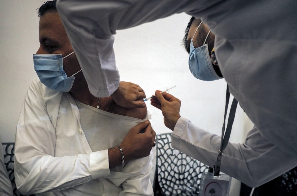 Un médecin administre une dose de vaccin contre le coronavirus dans un centre de vaccination à Bagdad, en Irak. (AFP).