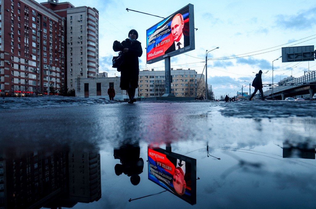 Un panneau affichant une image du président russe Vladimir Poutine évoquant le conflit en Ukraine, à Saint-Pétersbourg, en Russie. (AFP).