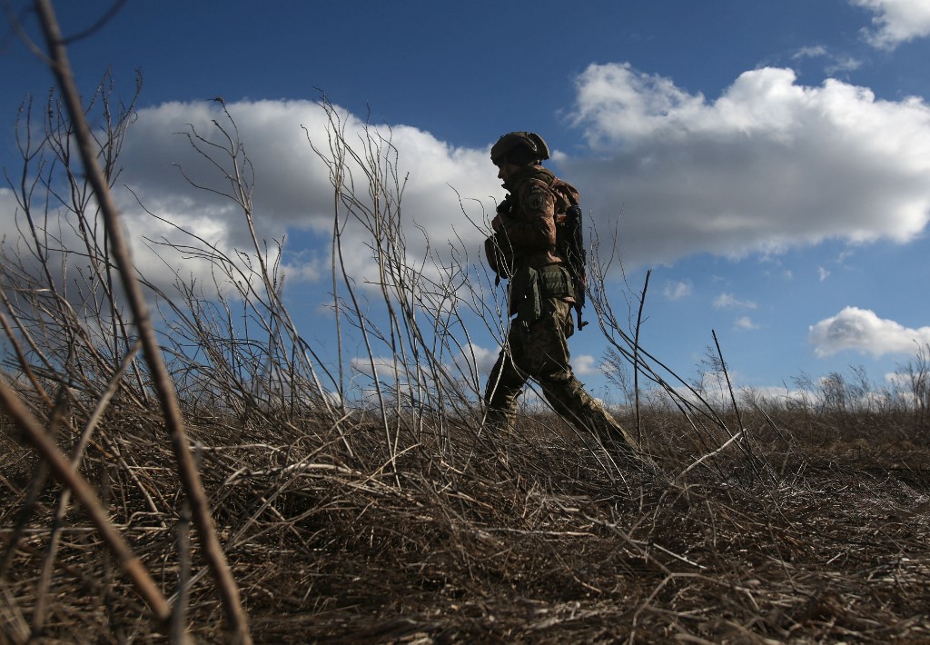 Un soldat des forces militaires ukrainiennes en position sur la ligne de front, dans la région de Donetsk. (AFP).