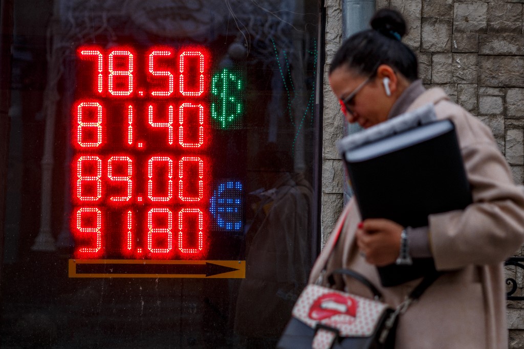 Un tableau indiquant les taux de change du dollar américain et de l'euro par rapport au rouble russe à Moscou, en Russie. (AFP).