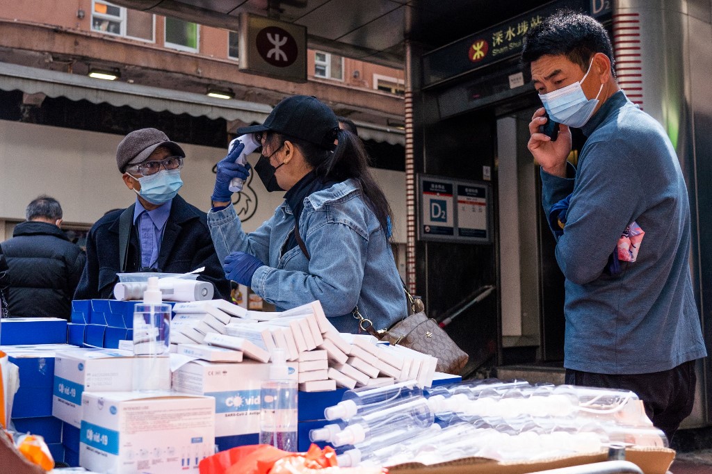Un étalage de rue vendant des kits de test Covid-19 à Hong Kong, alors qu'un nouveau nombre record de nouvelles infections au Covid-19 a été enregistré dans la ville. (AFP).