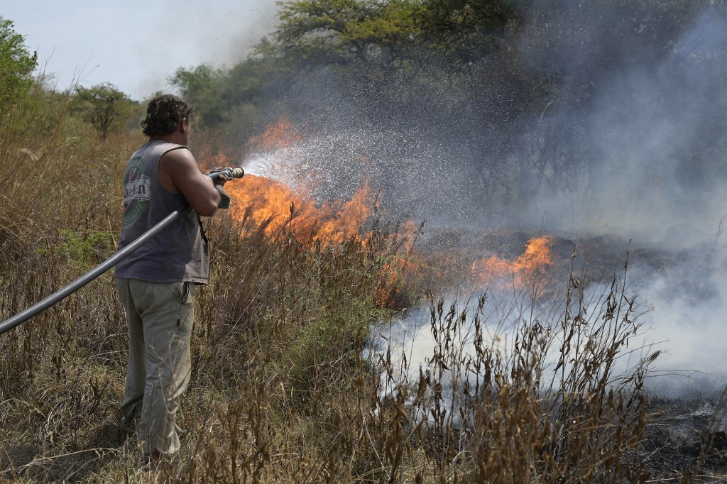 Un volontaire luttant contre les incendies de forêt à Paraje Uguay, près du parc national Ibera à Corrientes, en Argentine. (AFP).