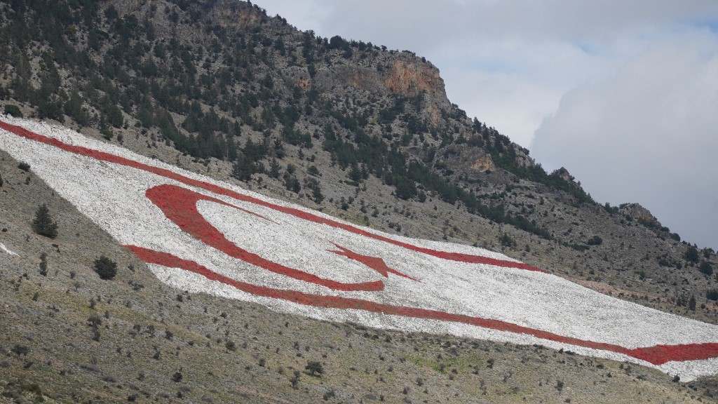 Une photo aérienne montrant le drapeau de la République turque autoproclamée de Chypre du Nord (RTCN). (AFP).