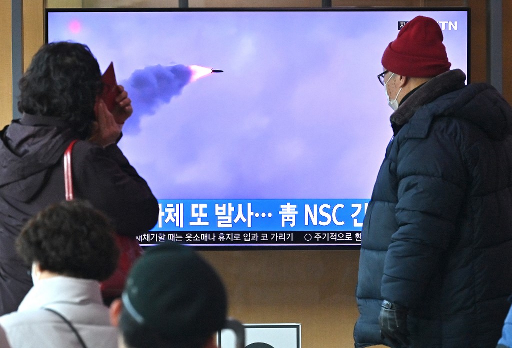 Écran de télévision montrant un journal télévisé avec des images d'archives d'un essai de missile nord-coréen, dans une gare ferroviaire de Séoul. (AFP). 
