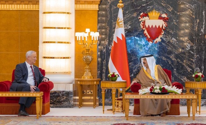 Le roi Hamad de Bahreïn et le ministre israélien de la Défense, Benny Gantz. (Photo, AFP)