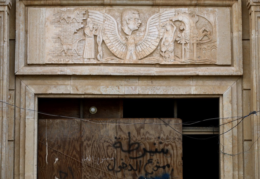 Photo du portrait de l'ancien dictateur irakien Saddam Hussein sur l'un de ses palais dans la station touristique de Babylone dans le gouvernorat de Babil, dans le centre de l'Irak, le 17 janvier 2022. (Photo, AFP)