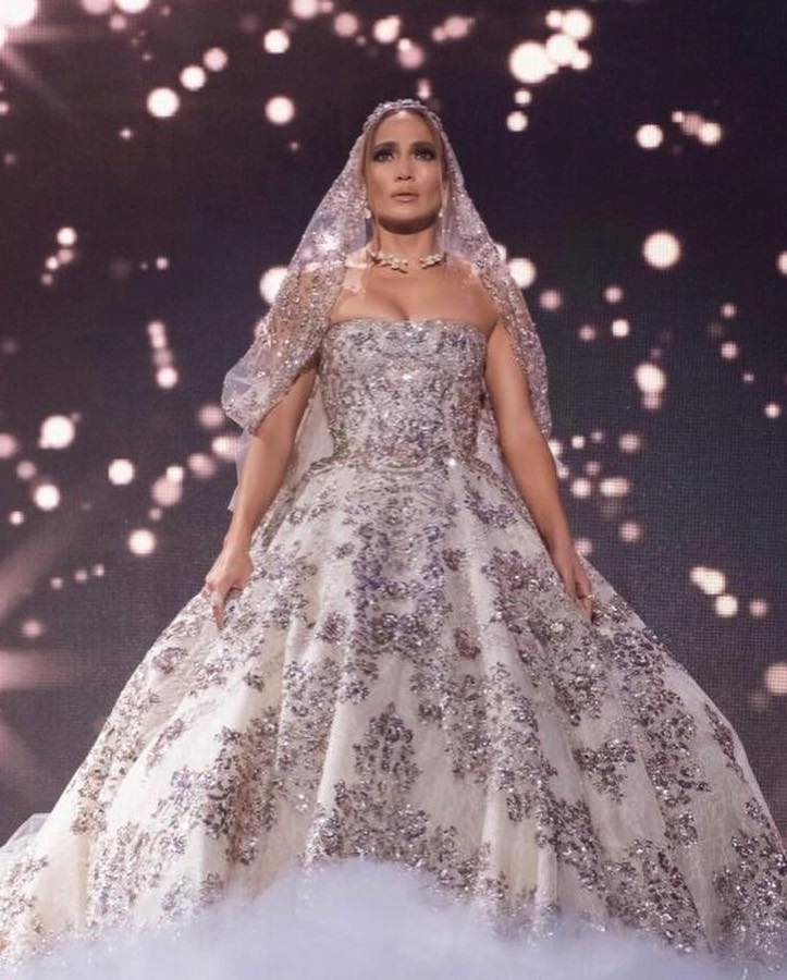 La robe est accompagnée d’un voile extravagant et scintillant. (Instagram)