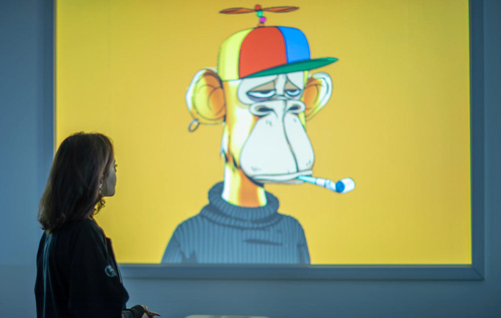 Un visiteur découvre Bored Ape Yacht Club&nbsp;8817 (2021) de Yuga Labs, l'une des œuvres exposées au 1er&nbsp;Forum d’art numérique de Riyad. (Twitter)