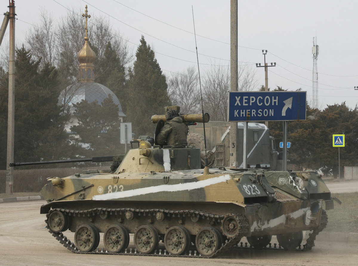 Un véhicule blindé de l'armée russe progresse dans une rue d'Armiansk, en Crimée, après que le président russe, Vladimir Poutine, a autorisé une opération militaire en Ukraine, le 24 février 2022. (Reuters)