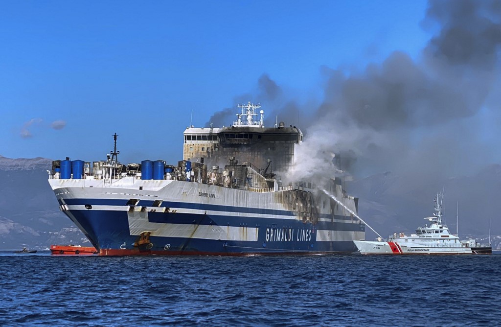 Grèce: un ferry italien toujours en feu, douze disparus
