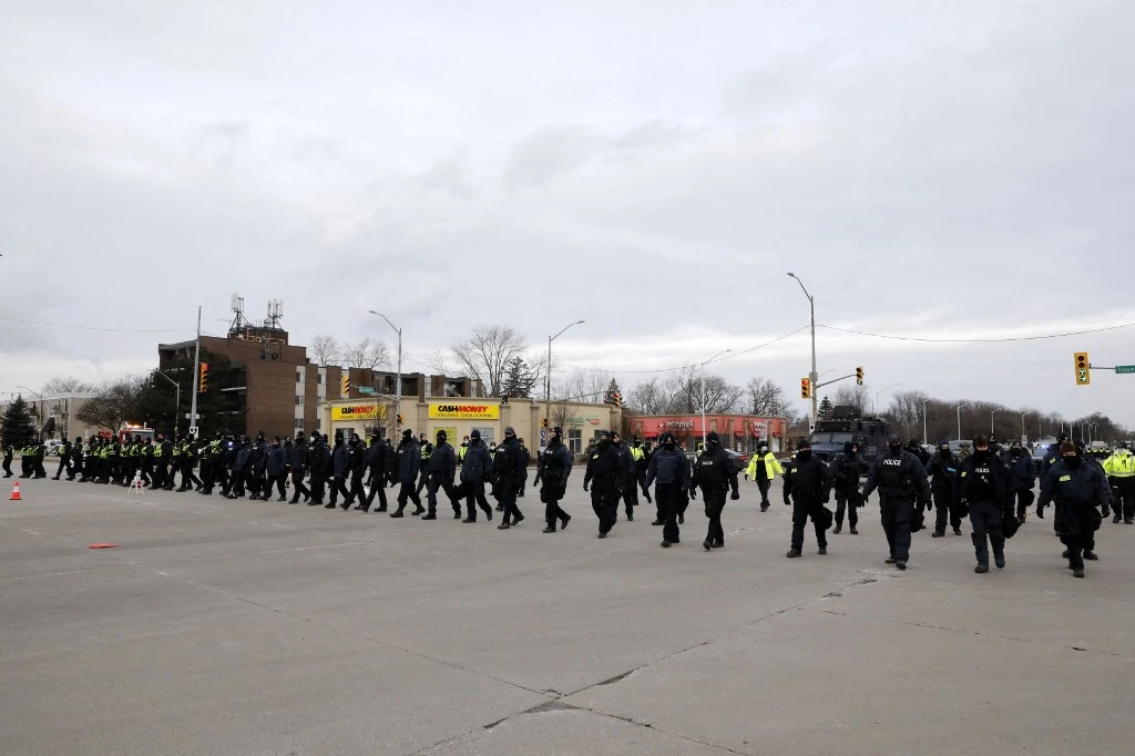 Contestation au Canada: reprise de l'opération pour évacuer le pont frontalier Ambassador