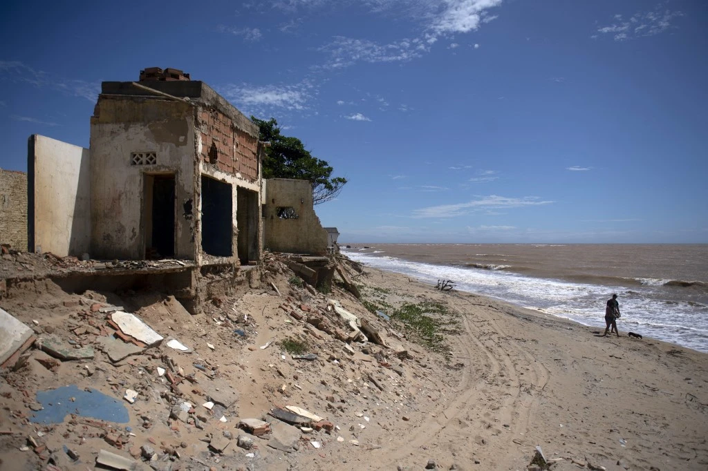 Au Brésil, une cité balnéaire disparaît sous la mer