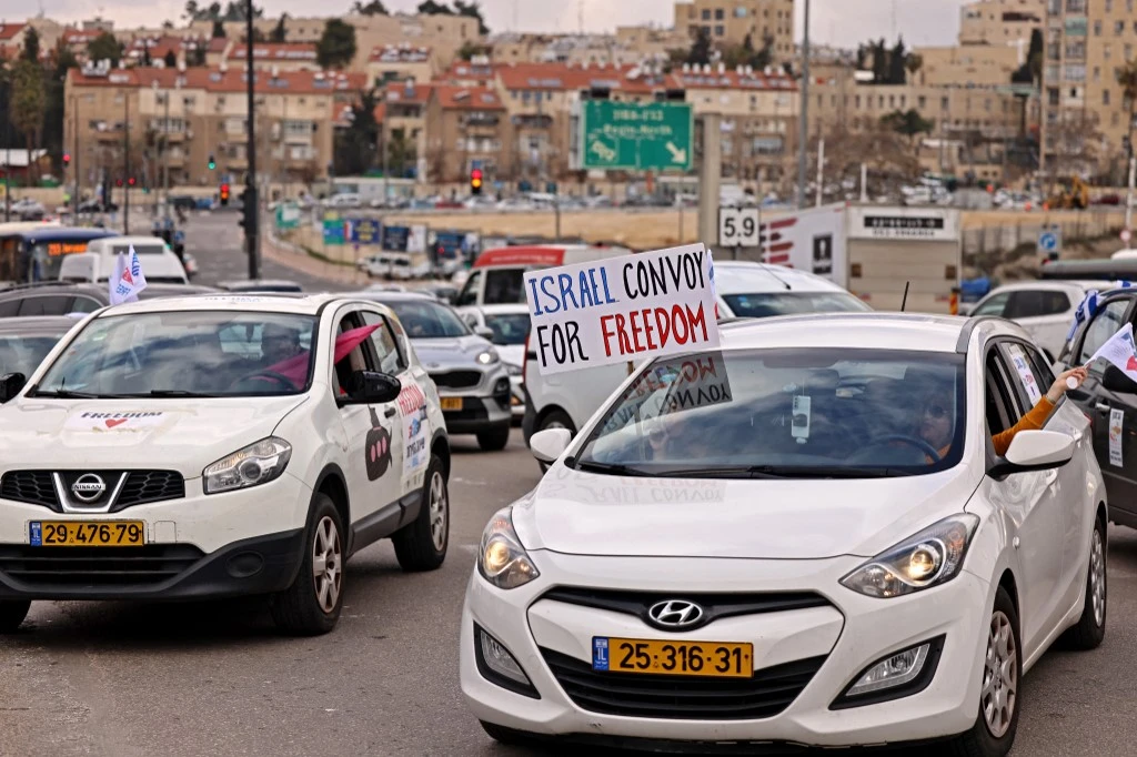 Des véhicules israéliens participent à un convoi de protestation de style canadien contre les restrictions Covid, à Jérusalem le 14 février 2022. (AFP)