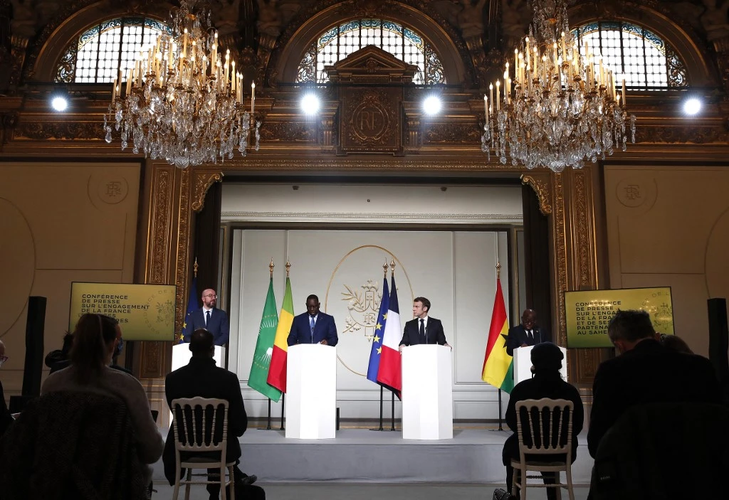 Le président français Emmanuel Macron, flanqué du président ghanéen Nana Afuko Addo (D), du président sénégalais Macky Sall (2-G) et du président du Conseil européen Charles Michel (G), tient une conférence de presse conjointe sur l'engagement de la France dans la région du Sahel, à l'Elysée, à Paris le 17 février 2022. La France a annoncé le 17 février 2022 qu'elle retirait ses troupes du Mali en raison d'une rupture des relations avec la junte au pouvoir, après près de 10 ans de lutte contre une insurrection djihadiste. (AFP)