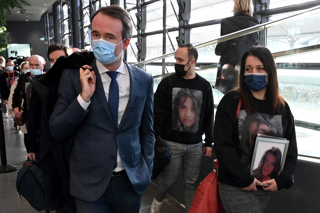 Jennifer Cleyet-Marrel, mère de Maelys (D) et son avocat Fabien Rajon sont photographiés au palais de justice de Grenoble, le 17 février 2022, après la condamnation au procès de Nordahl Lelandais pour l'enlèvement et le meurtre de Maelys De Araujo. (AFP)