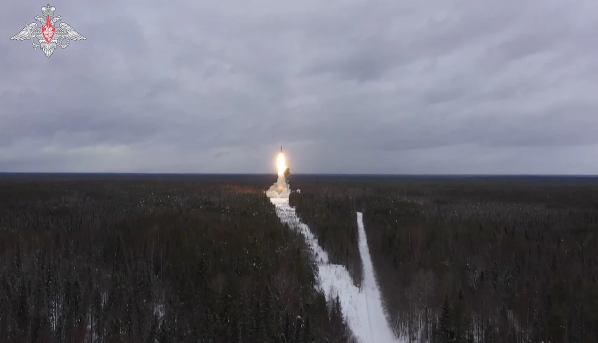 Ukraine: Moscou teste des missiles lourds, les tensions au plus haut