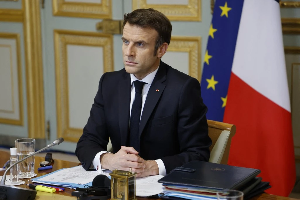 Le président français Emmanuel Macron participe à une vidéoconférence des dirigeants du G7 sur l'Ukraine à l'Elysée à Paris le 24 février 2022. (AFP)