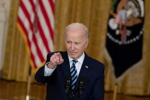 Le président américain Joe Biden répond à une question alors qu'il aborde l'invasion russe de l'Ukraine, depuis la salle Est de la Maison Blanche le 24 février 2022, à Washington, DC. (Brendan Smialowski/AFP)