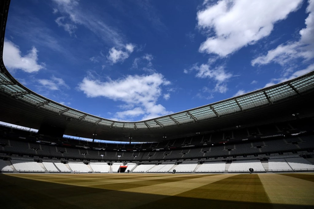Cette photo d'archive prise le 30 avril 2020 montre la pelouse du "Stade de France" à Saint-Denis, au nord de Paris. La France accueillera la finale de la Ligue des champions de cette saison après que Saint-Pétersbourg a été privé du match en raison de l'invasion militaire russe de l'Ukraine, a annoncé l'UEFA le 25 février 2022. (AFP)